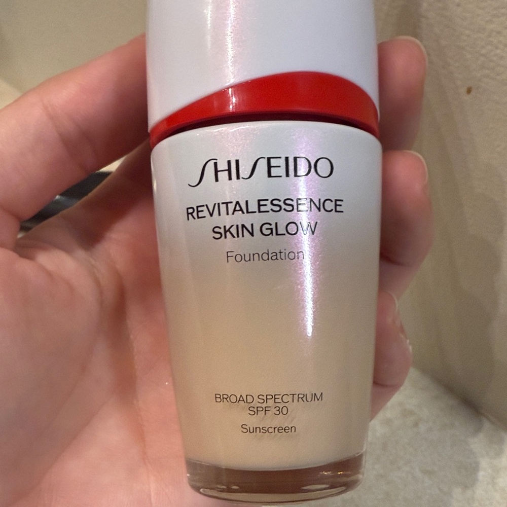 Shiseido Revitalessence Skin Glow Foundation - Silk 310 - Picture 3 of 4